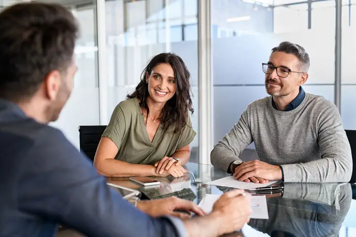 people talking with an agent